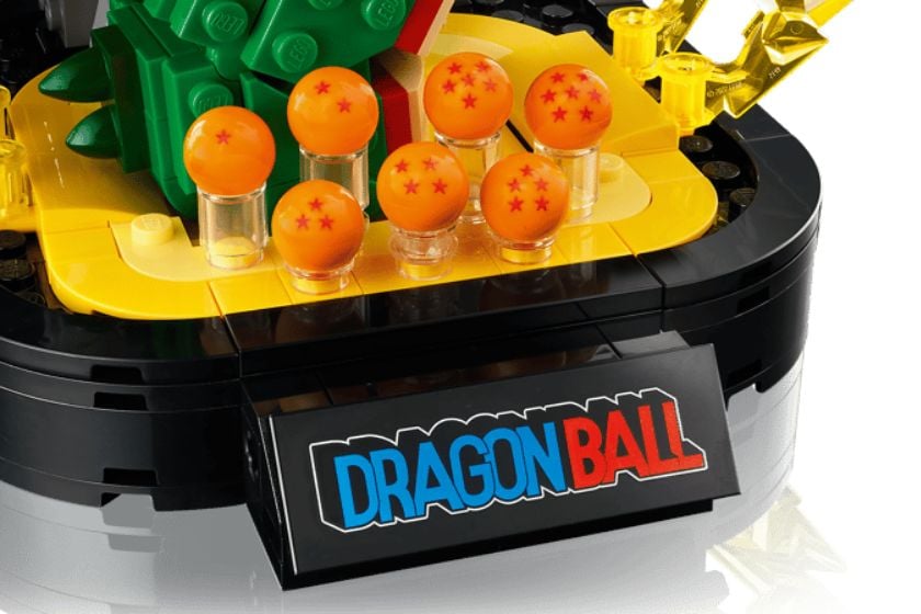 Sieben Dragon Balls am Sockel des LEGO Dragon Ball Sets mit Shenron und Goku