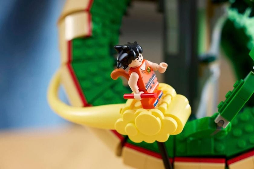 Junger Son Goku als LEGO-Minifigur auf der Überschallwolke Kintoun vor Shenron