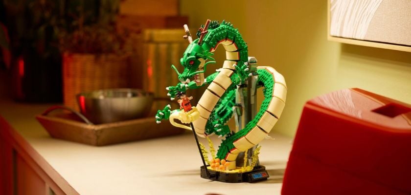LEGO Dragon Ball Set mit Shenron und Son Goku als Dekoration auf einem Regal