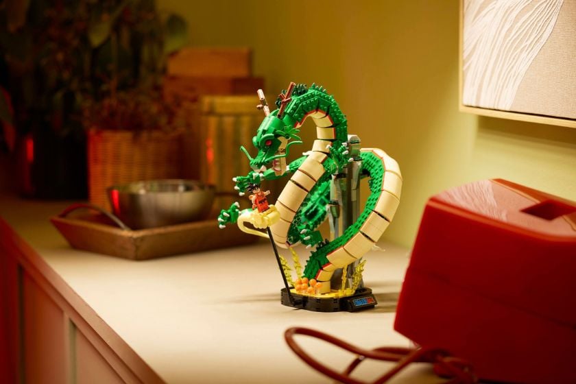 LEGO Dragon Ball Set mit Shenron und Son Goku als Dekoration auf einem Regal