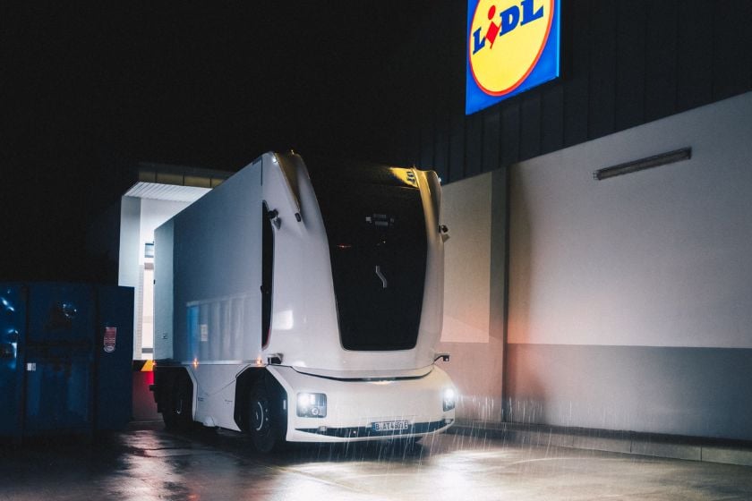 Kabinenloser autonomer Elektro-Lkw von Einride bei einer nächtlichen Fahrt auf einem Betriebsgelände.