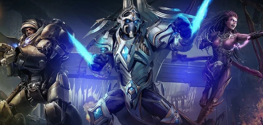 Drei Charaktere aus StarCraft stehen kampfbereit nebeneinander, darunter ein schwer bewaffneter Soldat, ein Protoss-Krieger und eine Zerg-Kämpferin