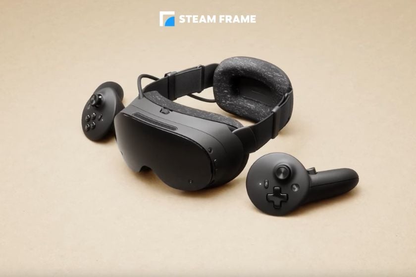 Steam Frame VR-Brille von Valve mit den beiden zugehörigen Controllern.