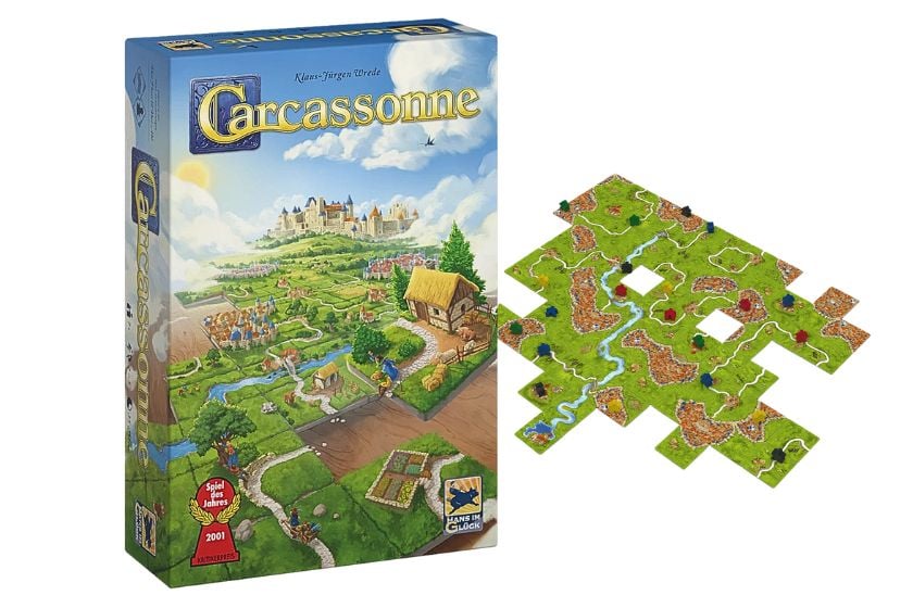 Abbildung des Spiels "Carcassonne" in seiner Verpackung und dem Spielfeld rechts daneben.