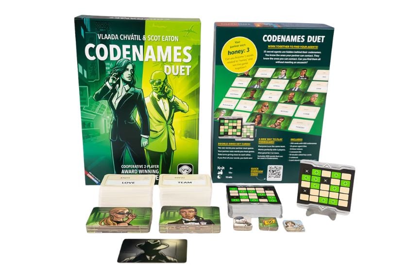 Abbildung des Spiels "Codenames Duett" mit Vorder- und Rückansicht sowie den Spielkarten im Vordergrund.