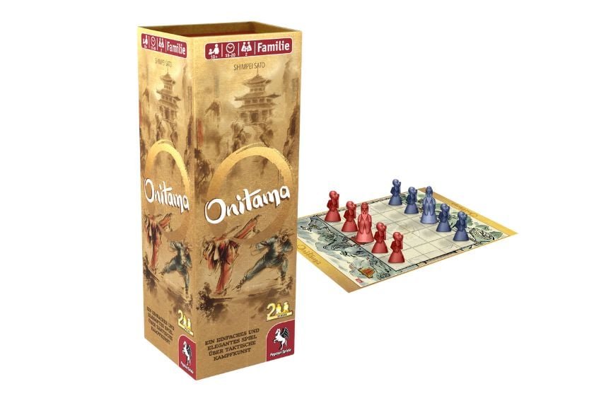 Abbildung des Spiels "Onitama" in seiner Verpackung und einem Spielbrett mit Spielfiguren daneben.