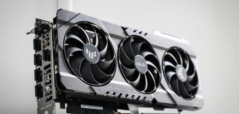 ASUS-TUF-Gaming-Grafikkarte mit drei Lüftern.