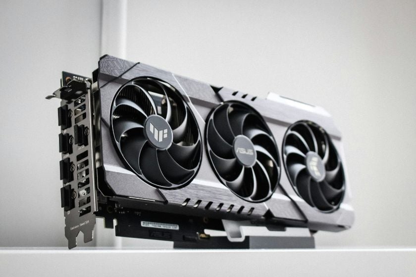 ASUS-TUF-Gaming-Grafikkarte mit drei Lüftern.