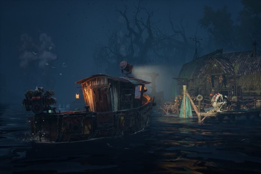 Altes Fischerboot auf dunklem Wasser vor einer beleuchteten Holzhütte in einer nebligen Spielszene aus DREADMOOR.