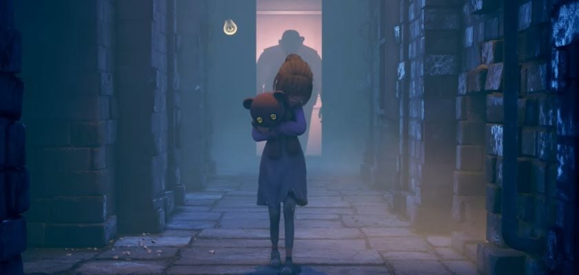 Mädchen aus Out of Sight mit einem Teddybären im Arm in einem düsteren Steinkorridor, während im Hintergrund eine bedrohliche Gestalt zu sehen ist.