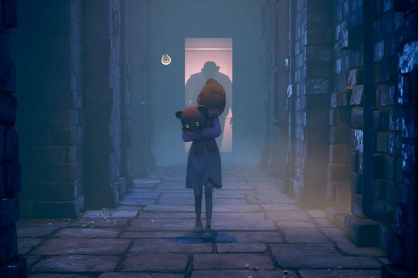 Mädchen aus Out of Sight mit einem Teddybären im Arm in einem düsteren Steinkorridor, während im Hintergrund eine bedrohliche Gestalt zu sehen ist.