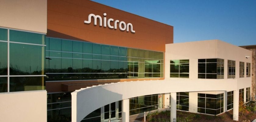 Micron-Gebäude mit großem Micron-Logo an der Fassade.
