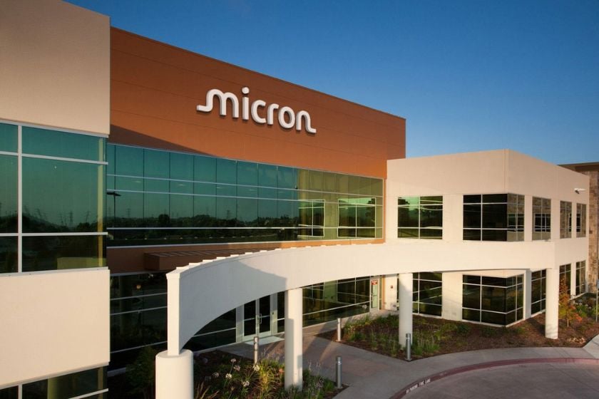 Micron-Gebäude mit großem Micron-Logo an der Fassade.
