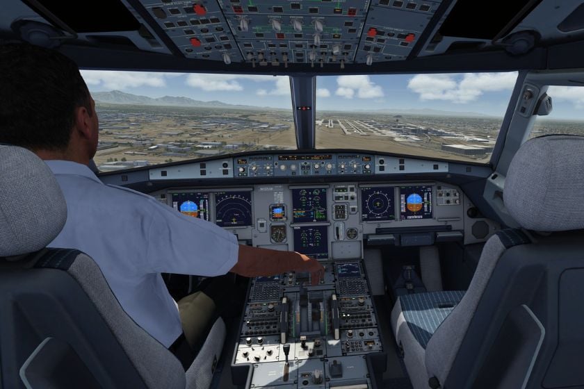Pilot im Cockpit eines Passagierflugzeugs in Aerofly FS 4 mit zahlreichen Instrumenten und Blick auf die Landebahn während des Landeanflugs.
