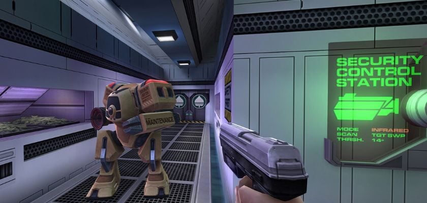 Spielszene aus System Shock 2: 25th Anniversary Remaster mit einer Waffe und einem Roboter in einem futuristischen Raumschiff-Korridor.