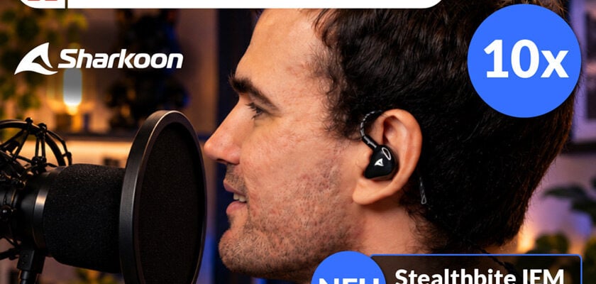 Banner zur Aktion „testen. bewerten. behalten.“ von Sharkoon. Ein Mann trägt die Stealthbite IEM In-Ear-Kopfhörer und spricht in ein Mikrofon. Auf dem Bild steht „10x“ sowie „NEU Stealthbite IEM Kopfhörer“