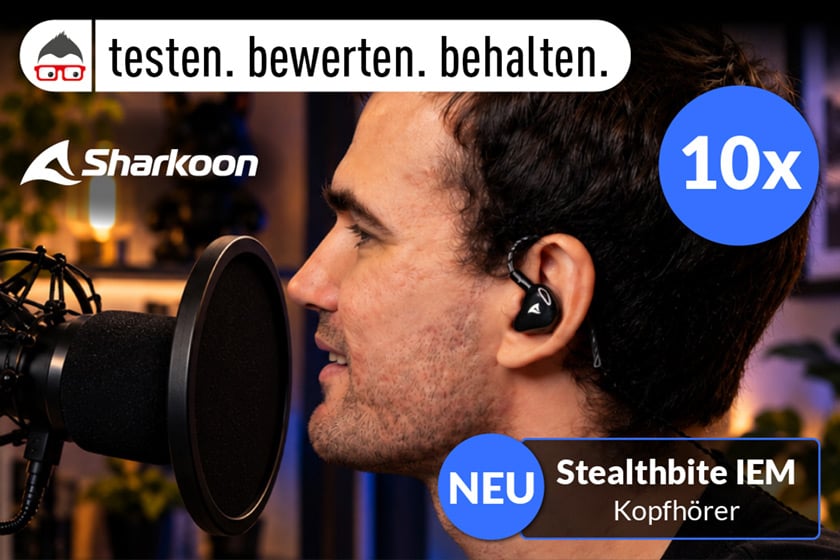 Banner zur Aktion „testen. bewerten. behalten.“ von Sharkoon. Ein Mann trägt die Stealthbite IEM In-Ear-Kopfhörer und spricht in ein Mikrofon. Auf dem Bild steht „10x“ sowie „NEU Stealthbite IEM Kopfhörer“